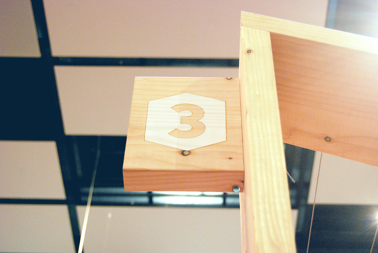 Détail signalisation bois numéro 3 stand Quaternion Futurapolis Toulouse 2015