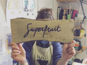 Thumbnail du blog, impression en sérigraphie du logo Superfruit sur une planche de bois