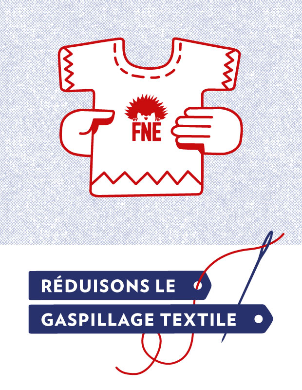 Tee-shirt avec le logo FNE entre deux mains accompagnée du titre réduisons le gaspillage textile